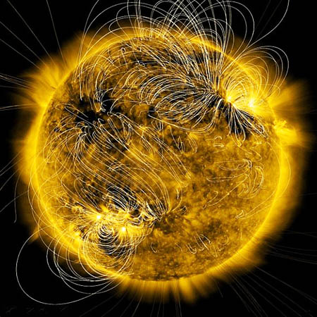 Mágneses erővonalak a Nap körül